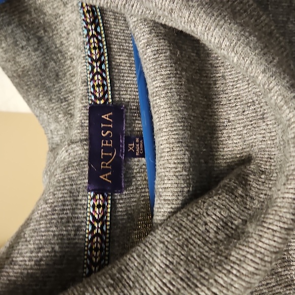 Sweater   - Picture 11 of 12